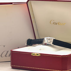 The Cartier Tank Américaine in white gold conveys an exceptional aura.