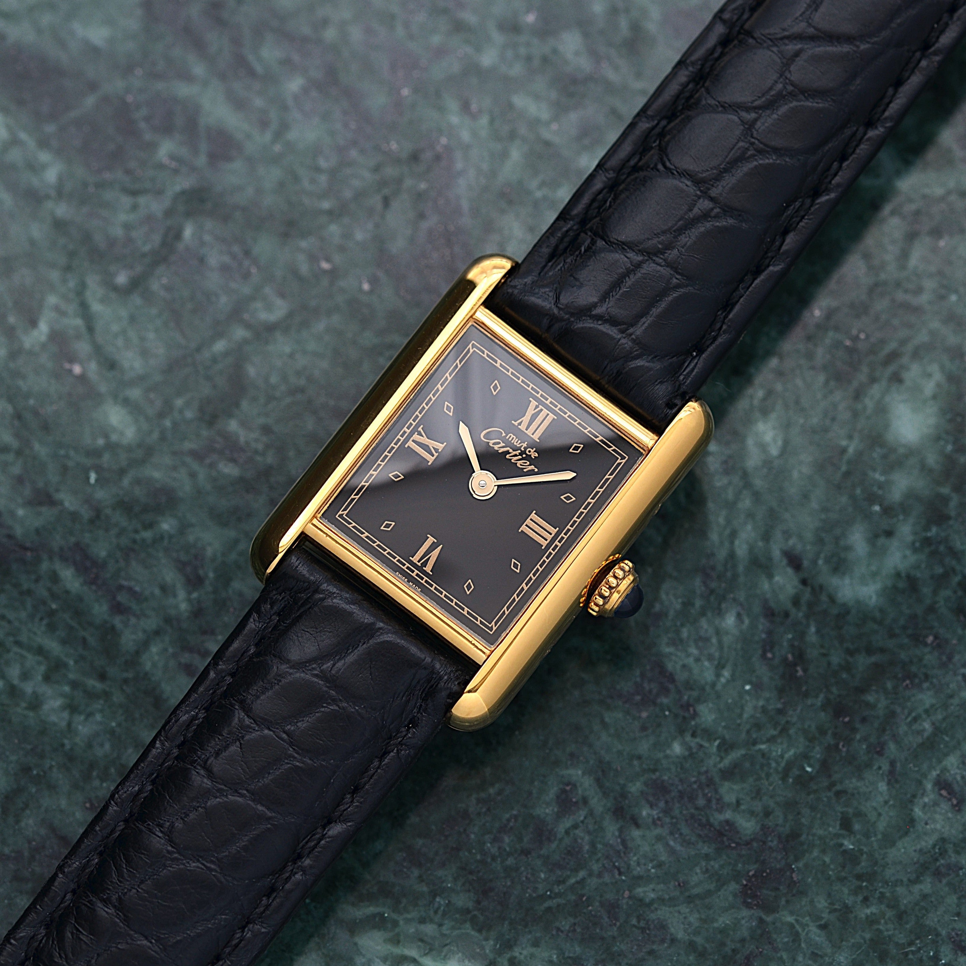カルティエでは数少ないブラック文字盤。