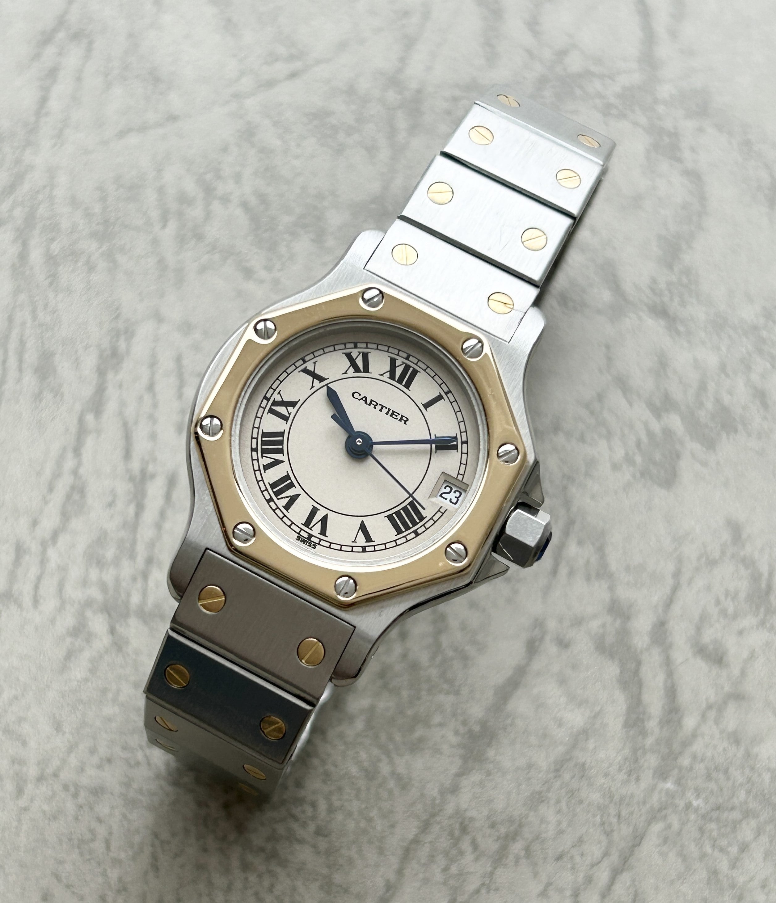 クォーツと自動巻きがラインナップされた稀有な時計。