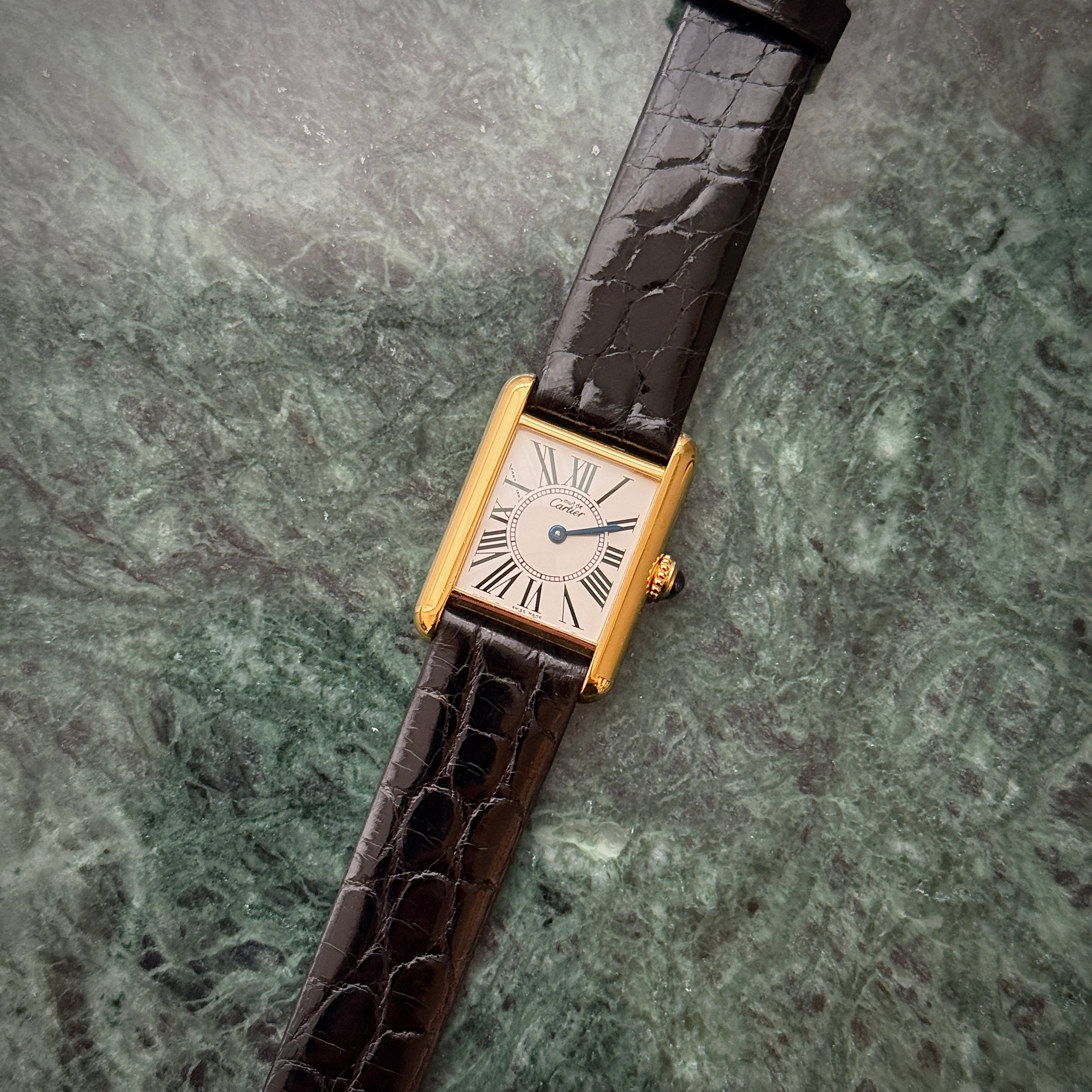 クォーツモデルのオーバーホールの際は電池交換も行います。