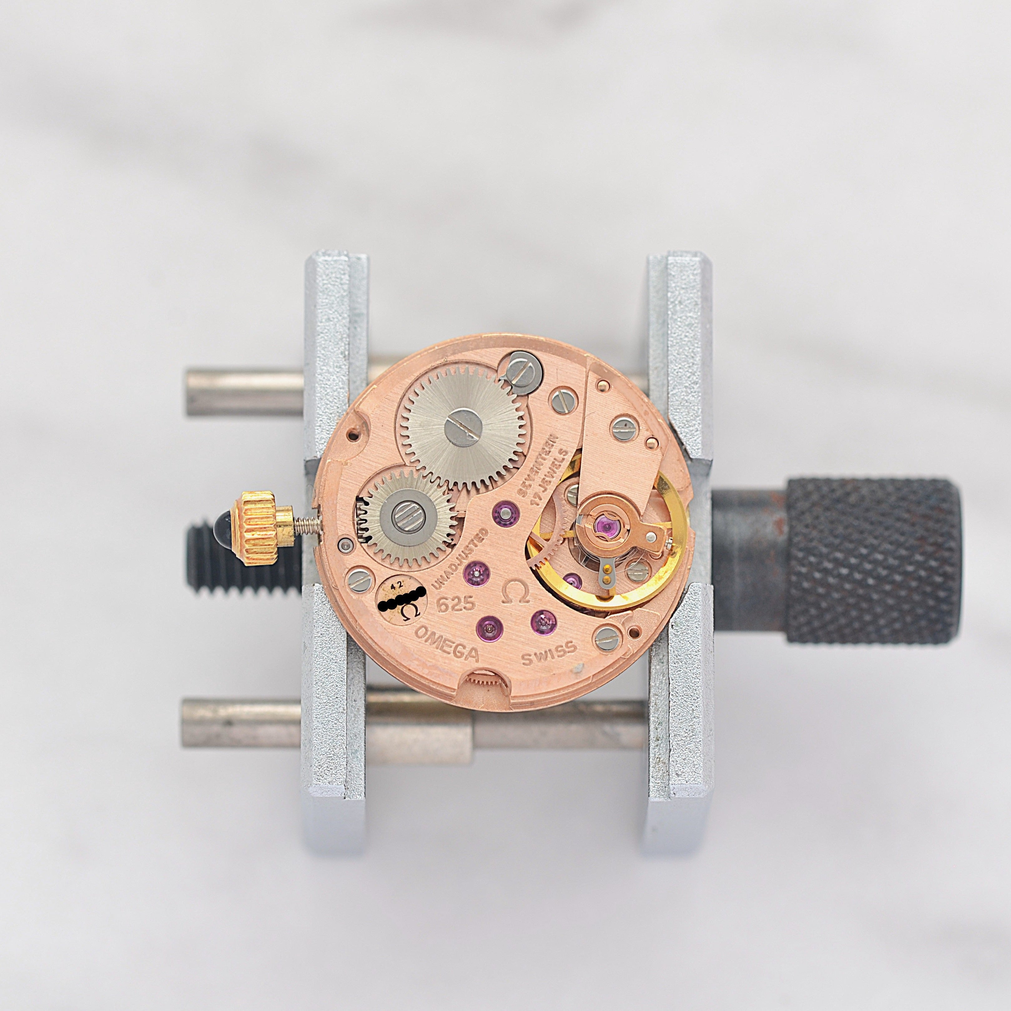 【OMEGA】オメガ デヴィル GP ミニラウンド変わりケース Goldバーク デッドストック 純正尾錠付き