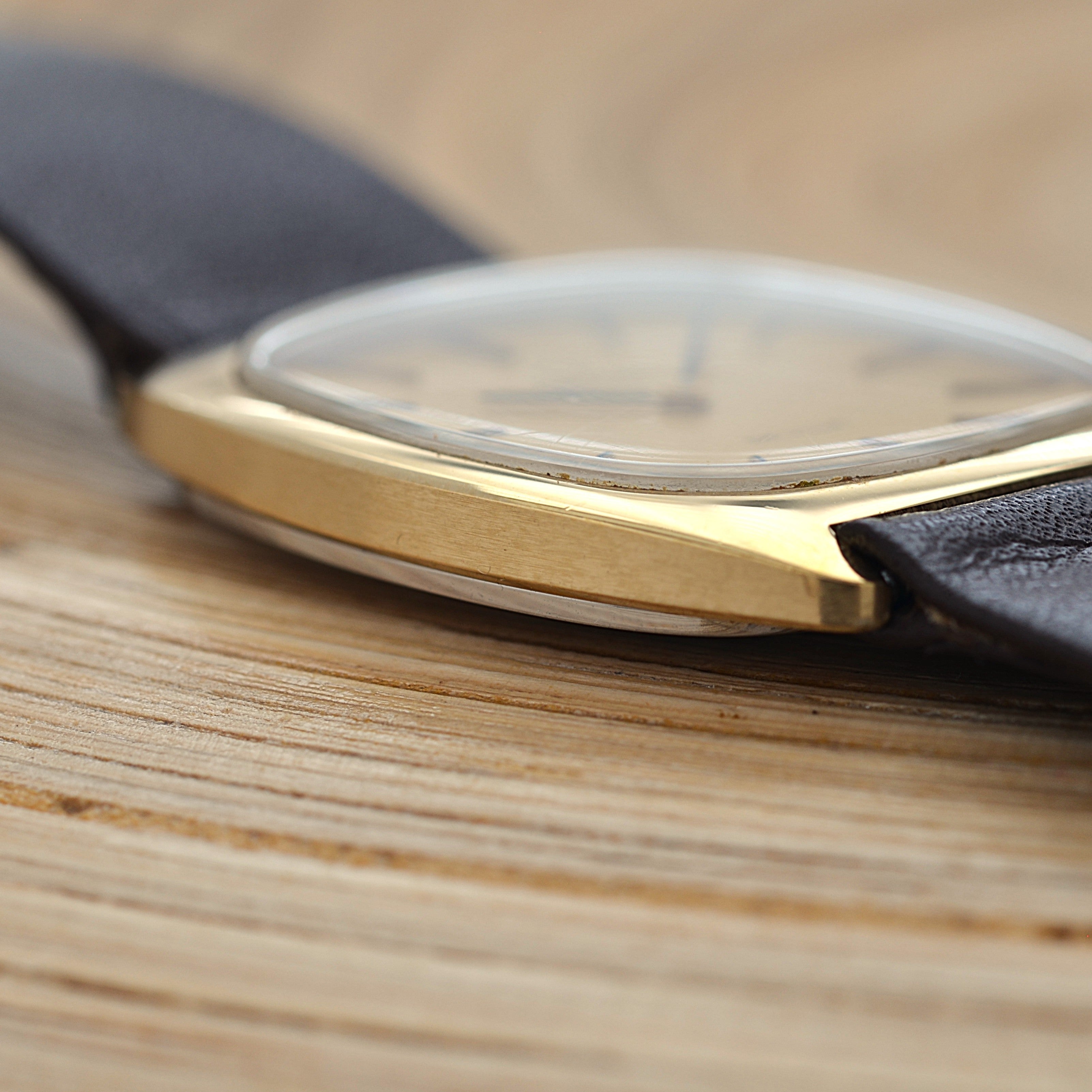 [Omega] 歐米茄碟飛系列 GP 電視螢幕保護殼 金色 Deadstock