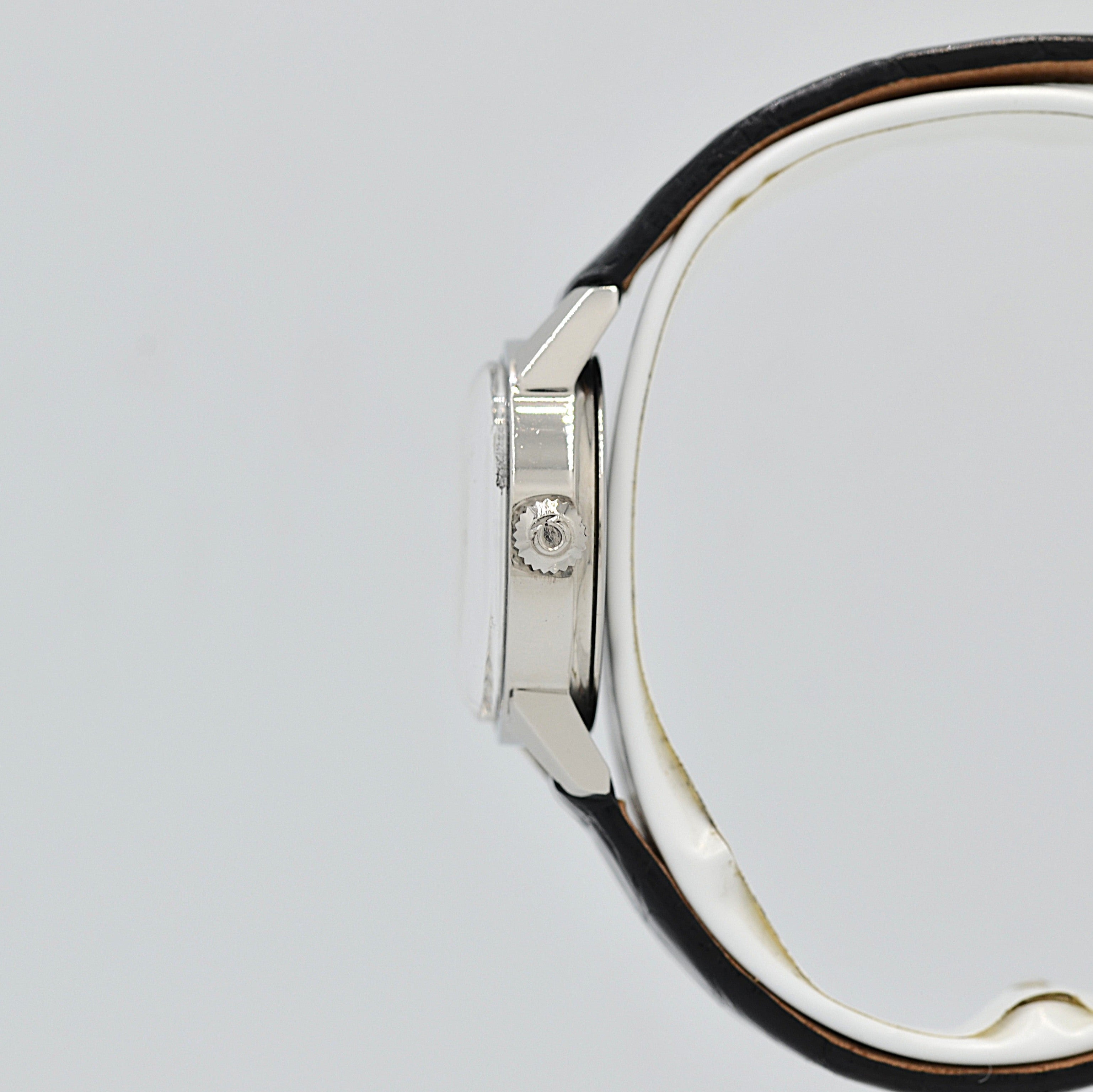 [Omega] 歐米茄日內瓦系列不鏽鋼圓形銀色阿拉伯數位直立錶盤腕錶，附原廠錶扣