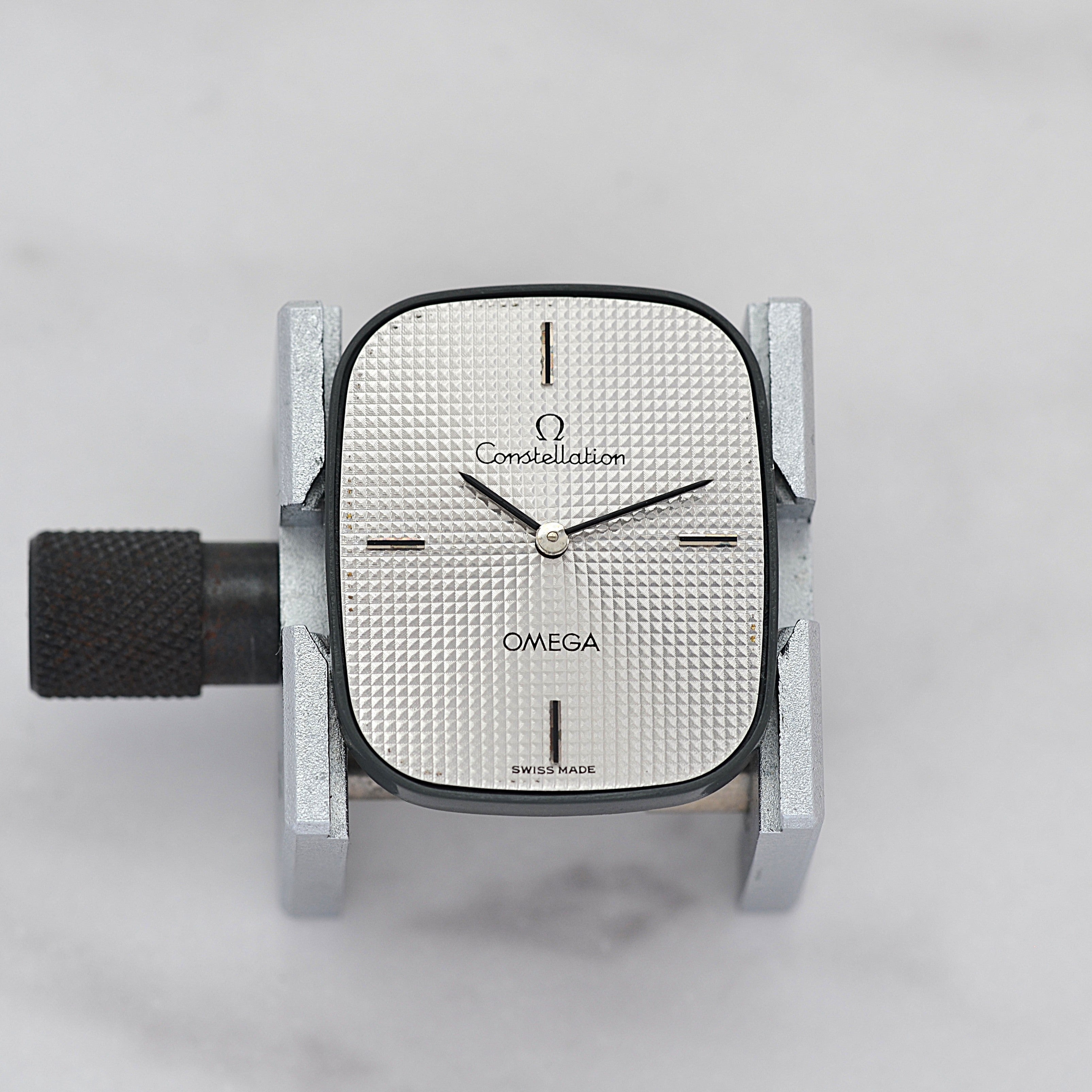 [歐米茄] 歐米茄星座系列不鏽鋼長方形錶殼銀色巴黎釘紋錶盤搭配原廠錶扣