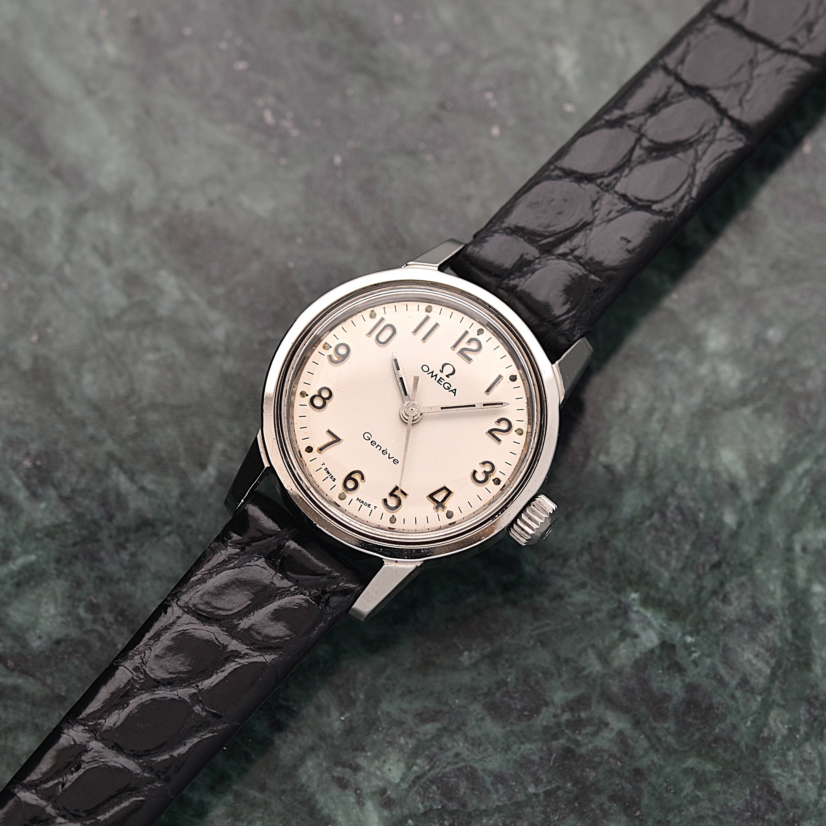 [Omega] 歐米茄日內瓦系列不鏽鋼圓形銀色阿拉伯數位直立錶盤腕錶，附原廠錶扣