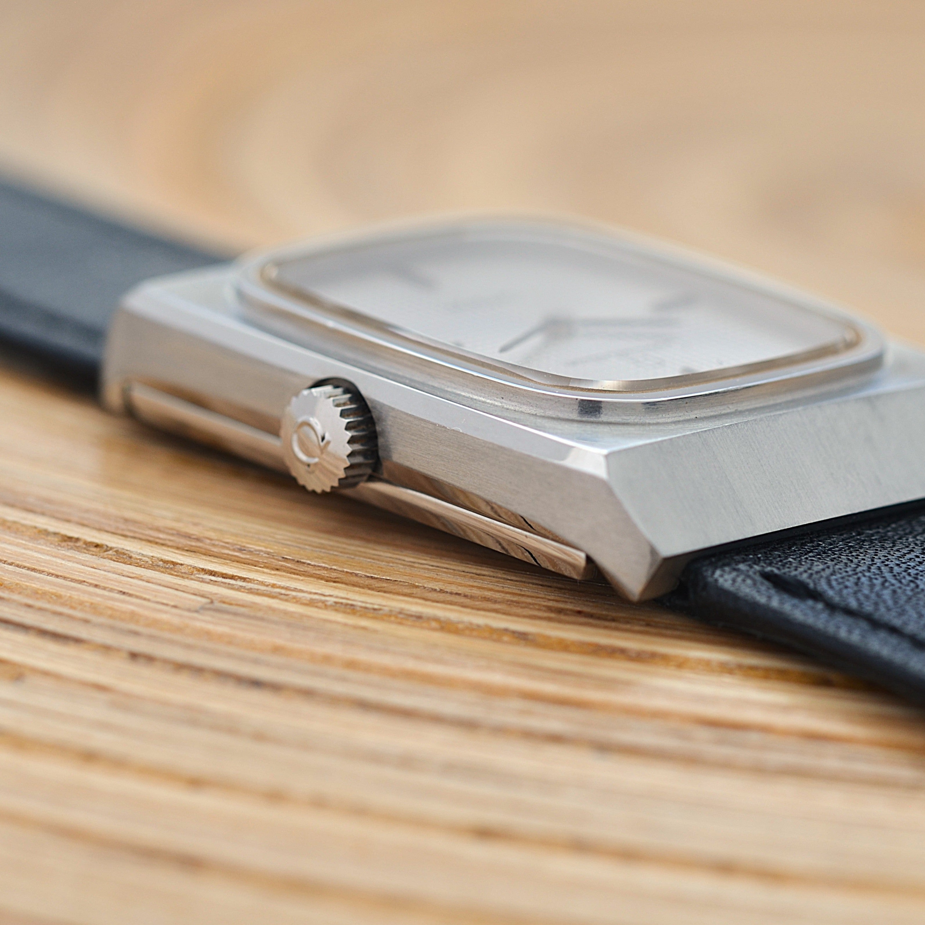 [歐米茄] 歐米茄星座系列不鏽鋼長方形錶殼銀色巴黎釘紋錶盤搭配原廠錶扣