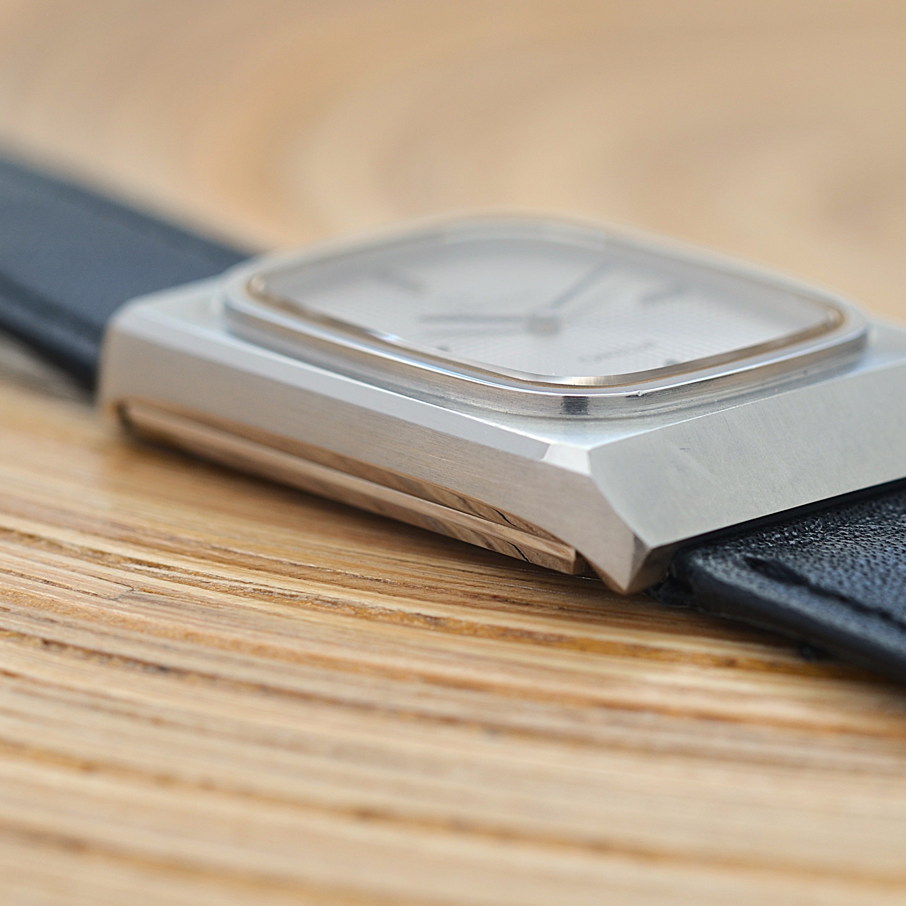 [歐米茄] 歐米茄星座系列不鏽鋼長方形錶殼銀色巴黎釘紋錶盤搭配原廠錶扣