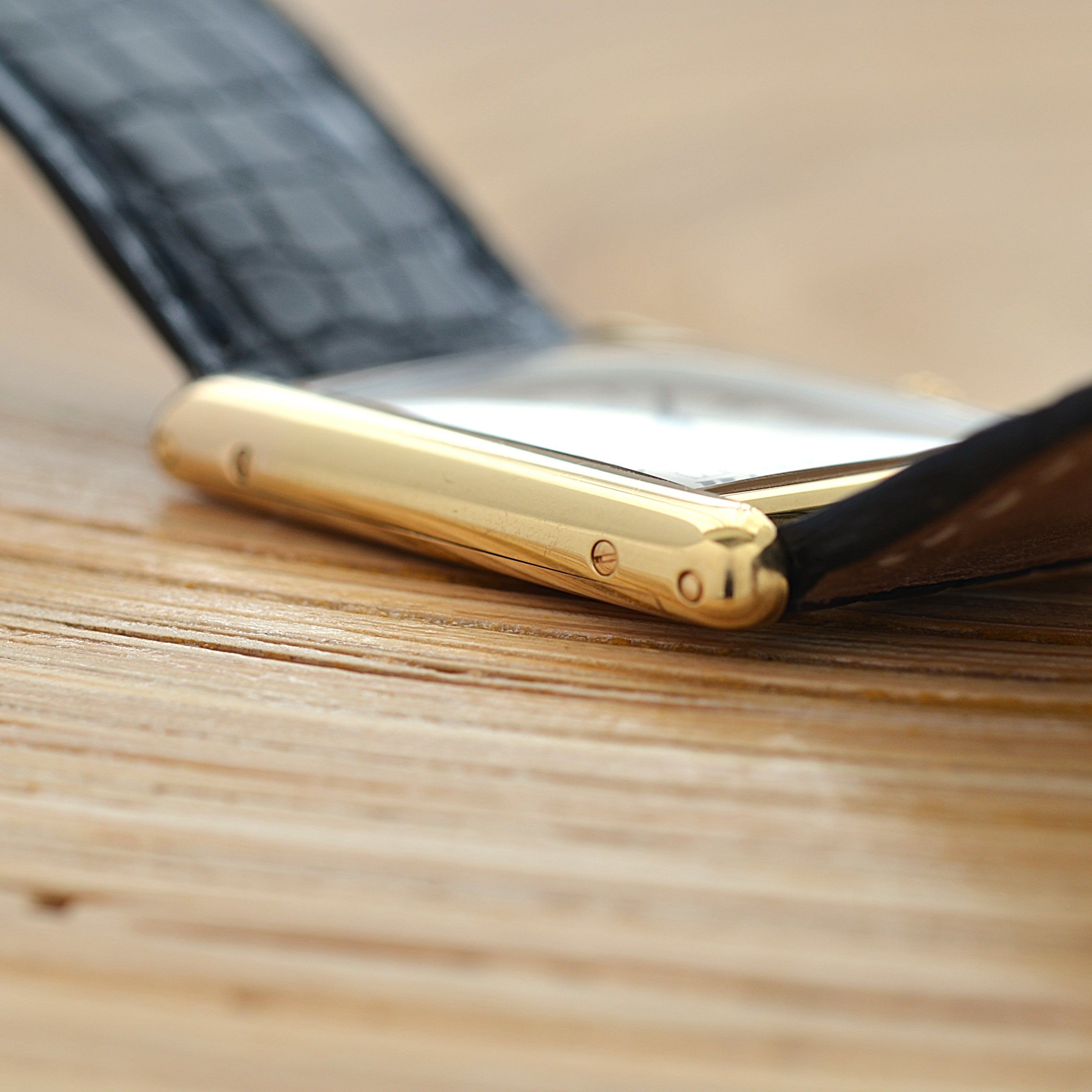 【Cartier】カルティエ タンクルイカルティエLM 18KYG エクストラフラット カルティエコンプリートサービス済み 純正18金製Dバックル、国際保証書付き