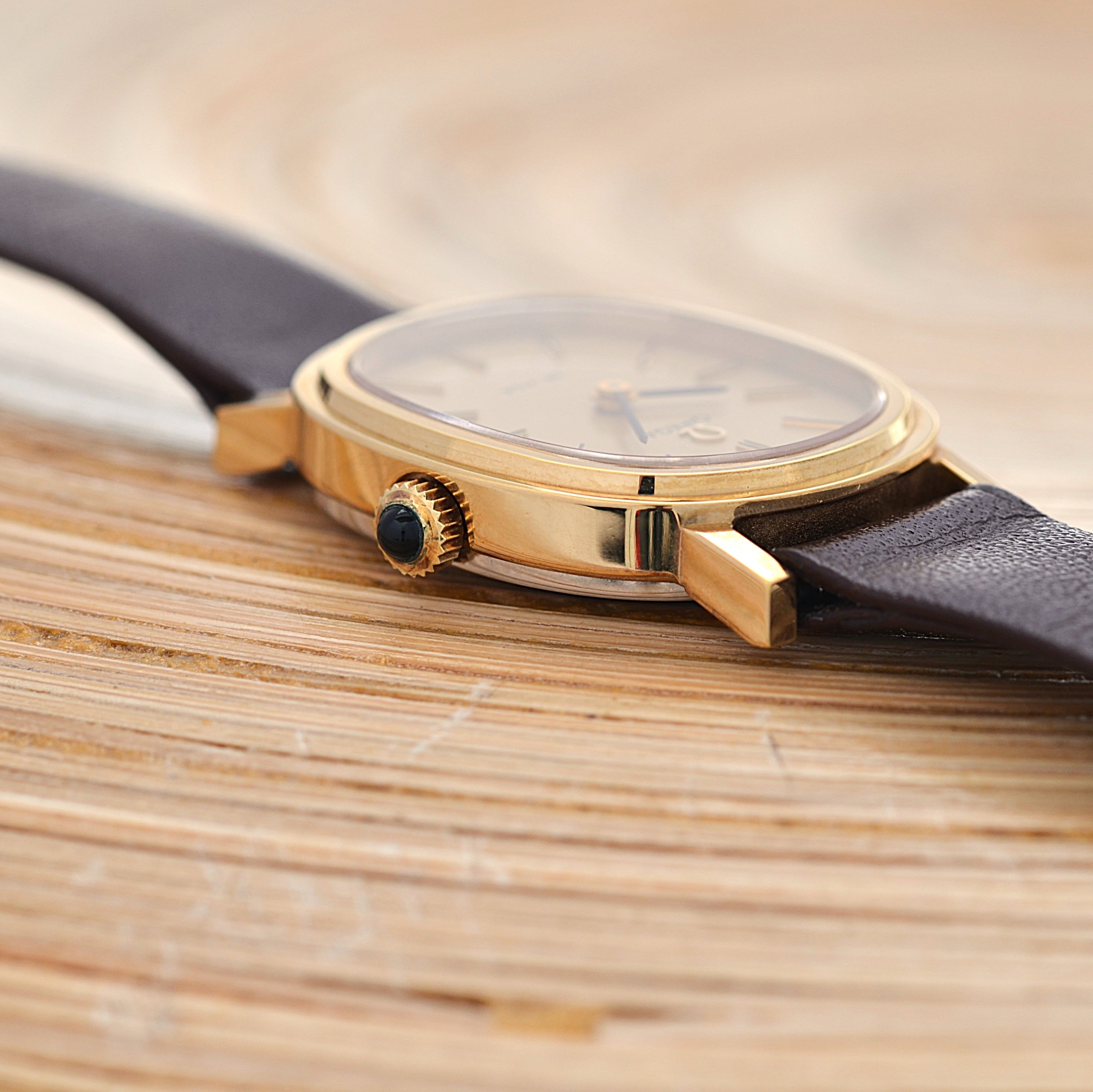 [Omega] 歐米茄碟飛系列GP橢圓形錶殼黃金全新庫存表，附原廠錶扣