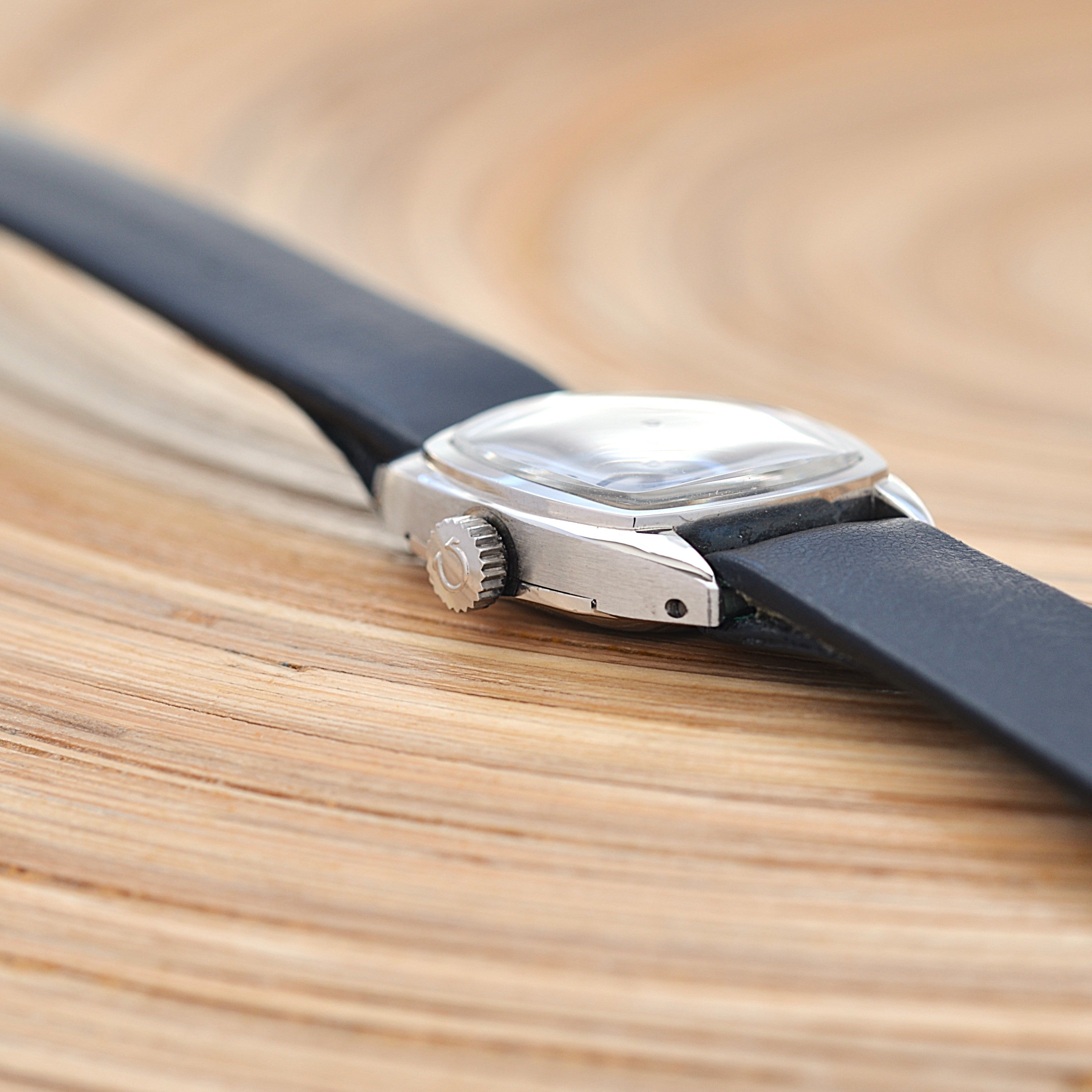 [Omega] 歐米茄碟飛系列不鏽鋼方形銀色腕錶，全新庫存，配件齊全