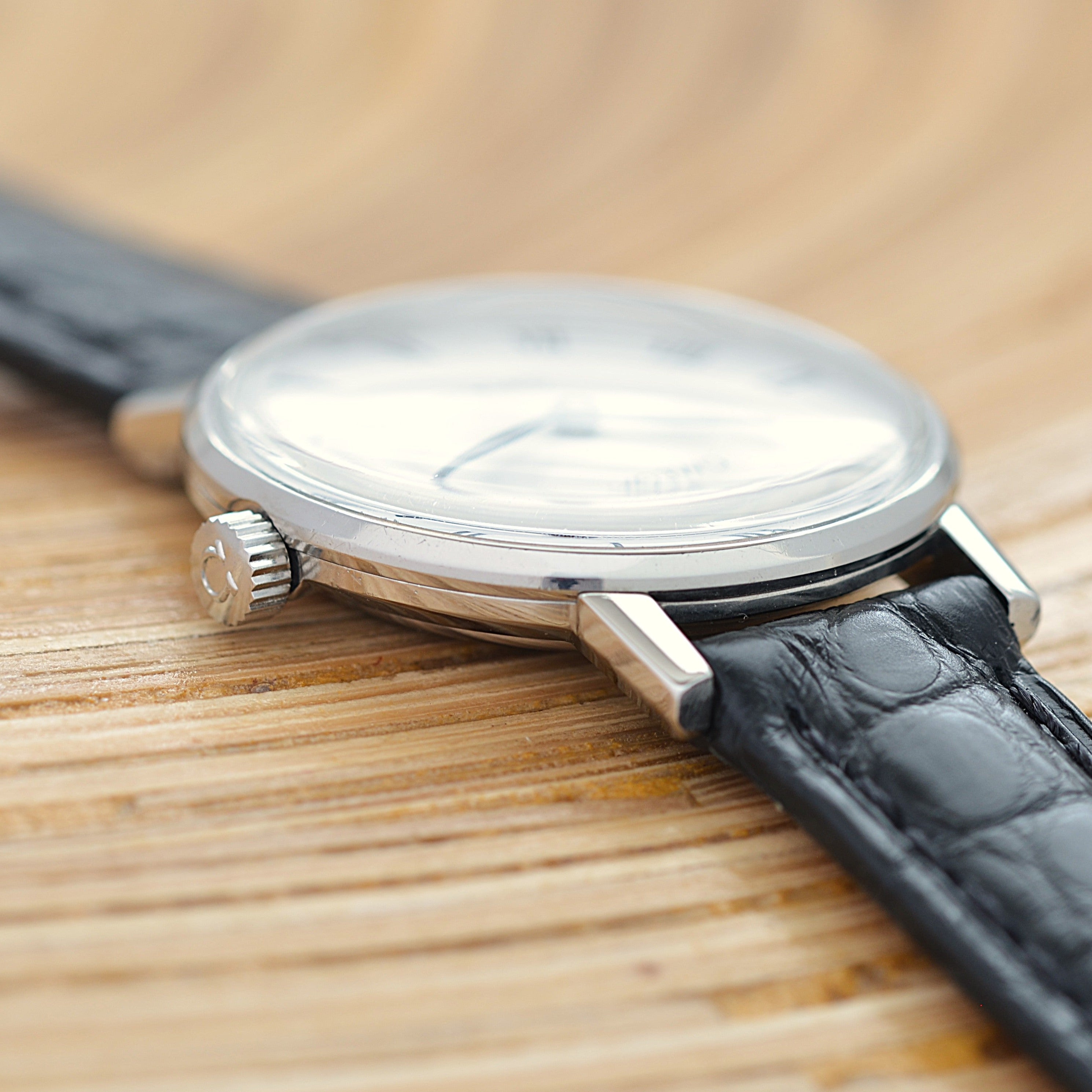 【OMEGA】Omega Genève SS Round White Roman with original buckle
