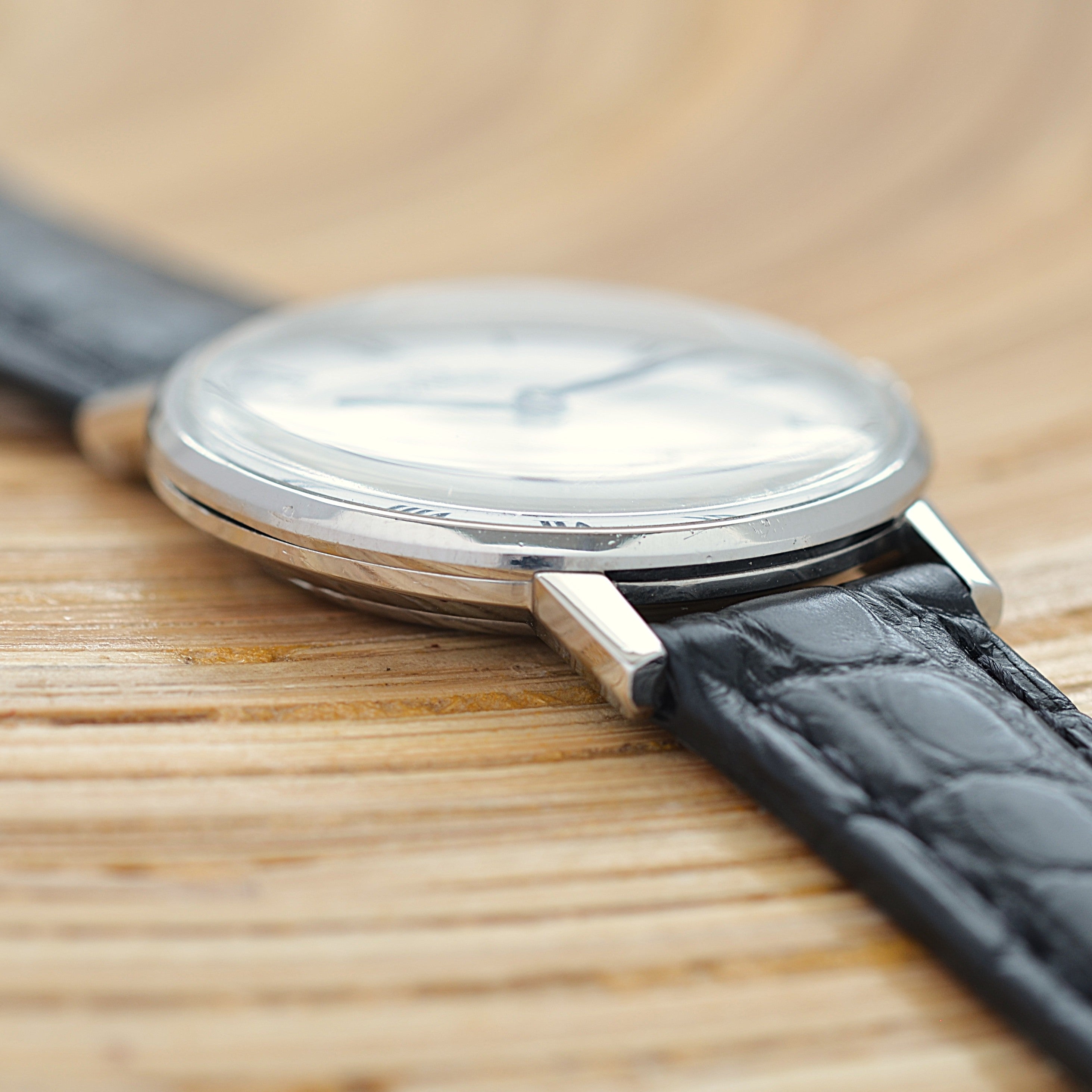 【OMEGA】Omega Genève SS Round White Roman with original buckle