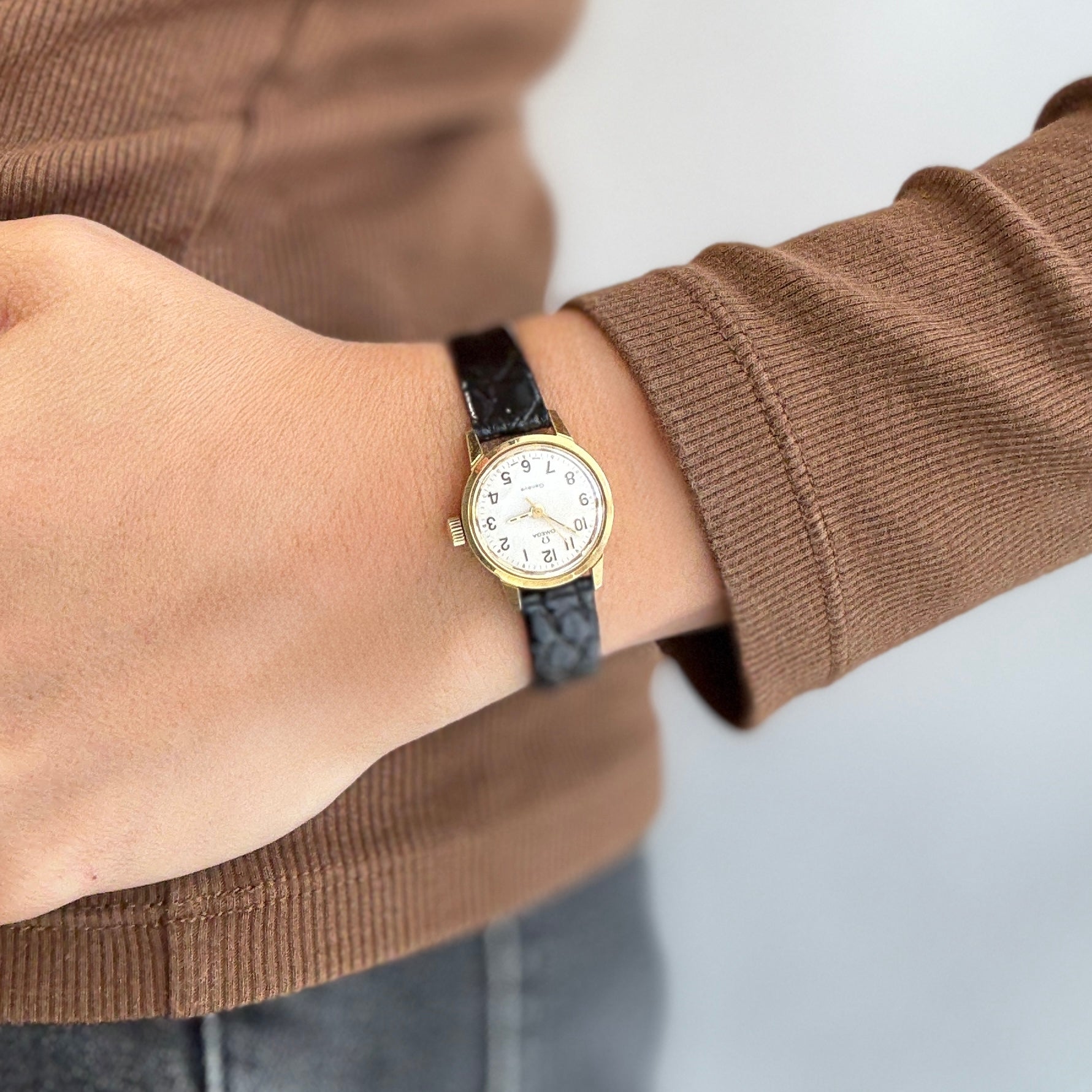 [Omega] 歐米茄日內瓦系列GP圓形銀直式阿拉伯數位時標腕錶，附原廠錶扣