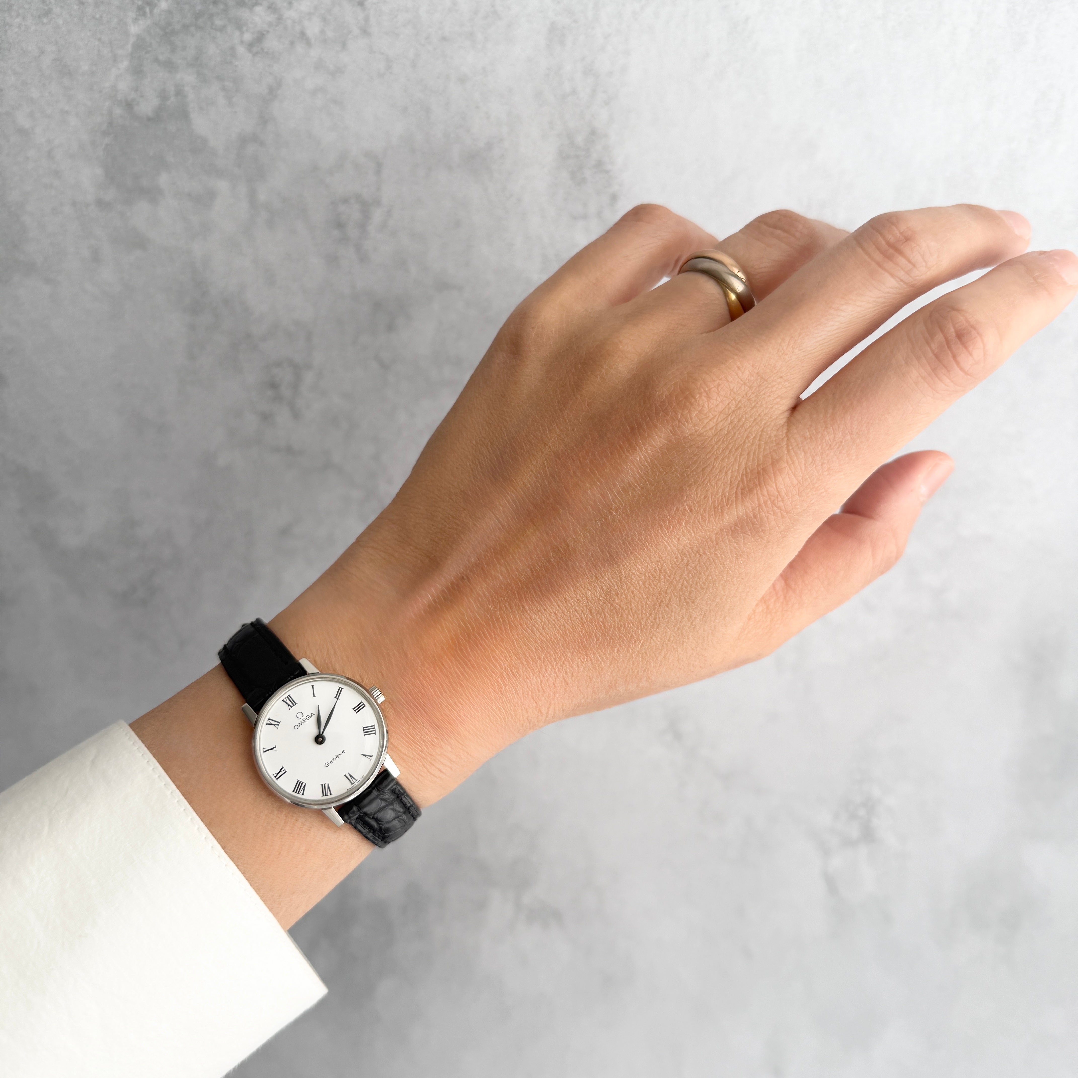 【OMEGA】Omega Genève SS Round White Roman with original buckle