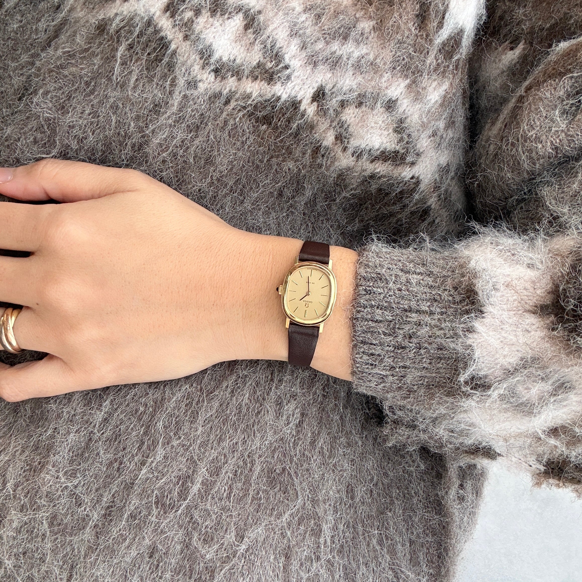 [Omega] 歐米茄碟飛系列GP橢圓形錶殼黃金全新庫存表，附原廠錶扣