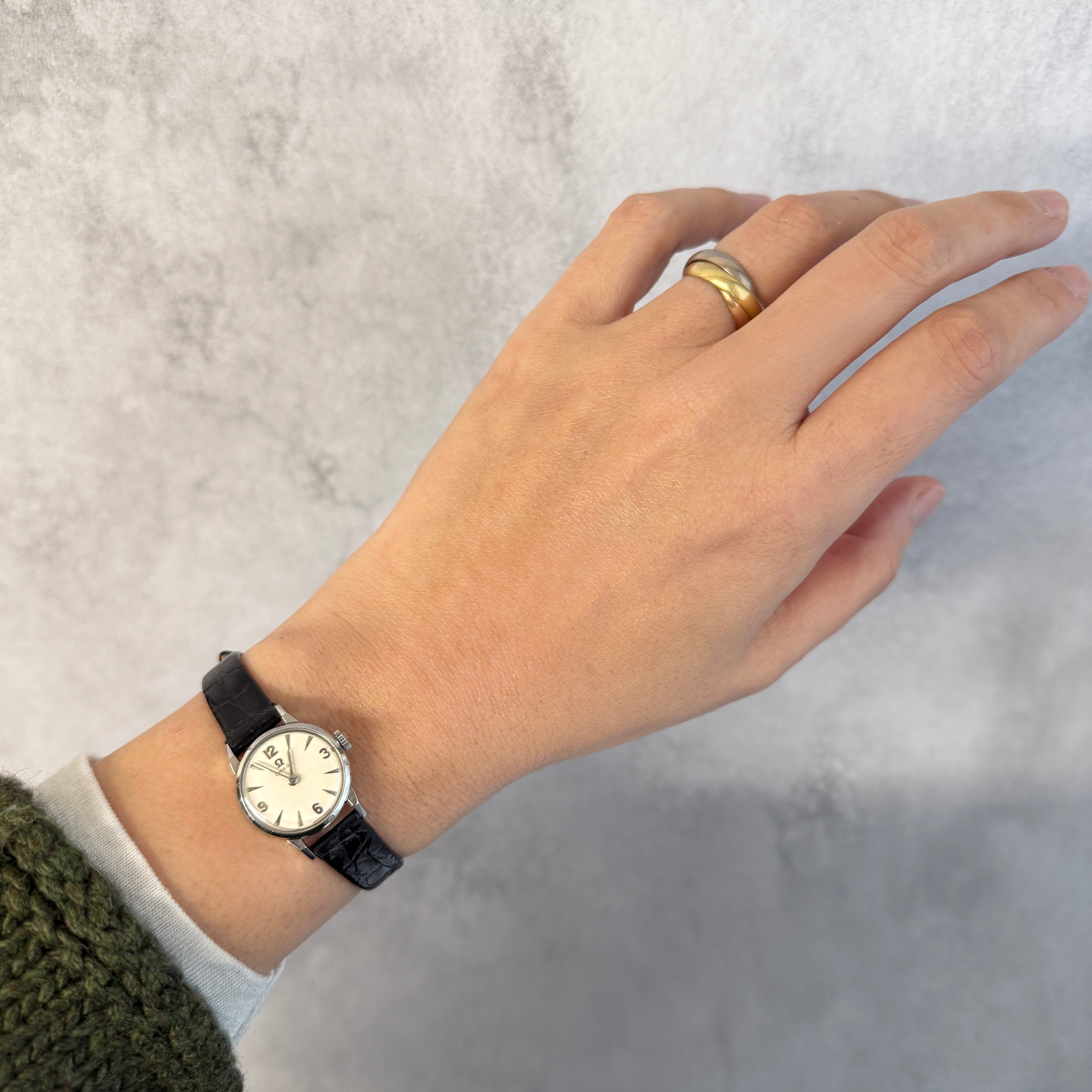 [OMEGA] Omega Round Model Stainless Steel Women's Sizes 12, 3, 6, 9 Silver with Genuine Buckle