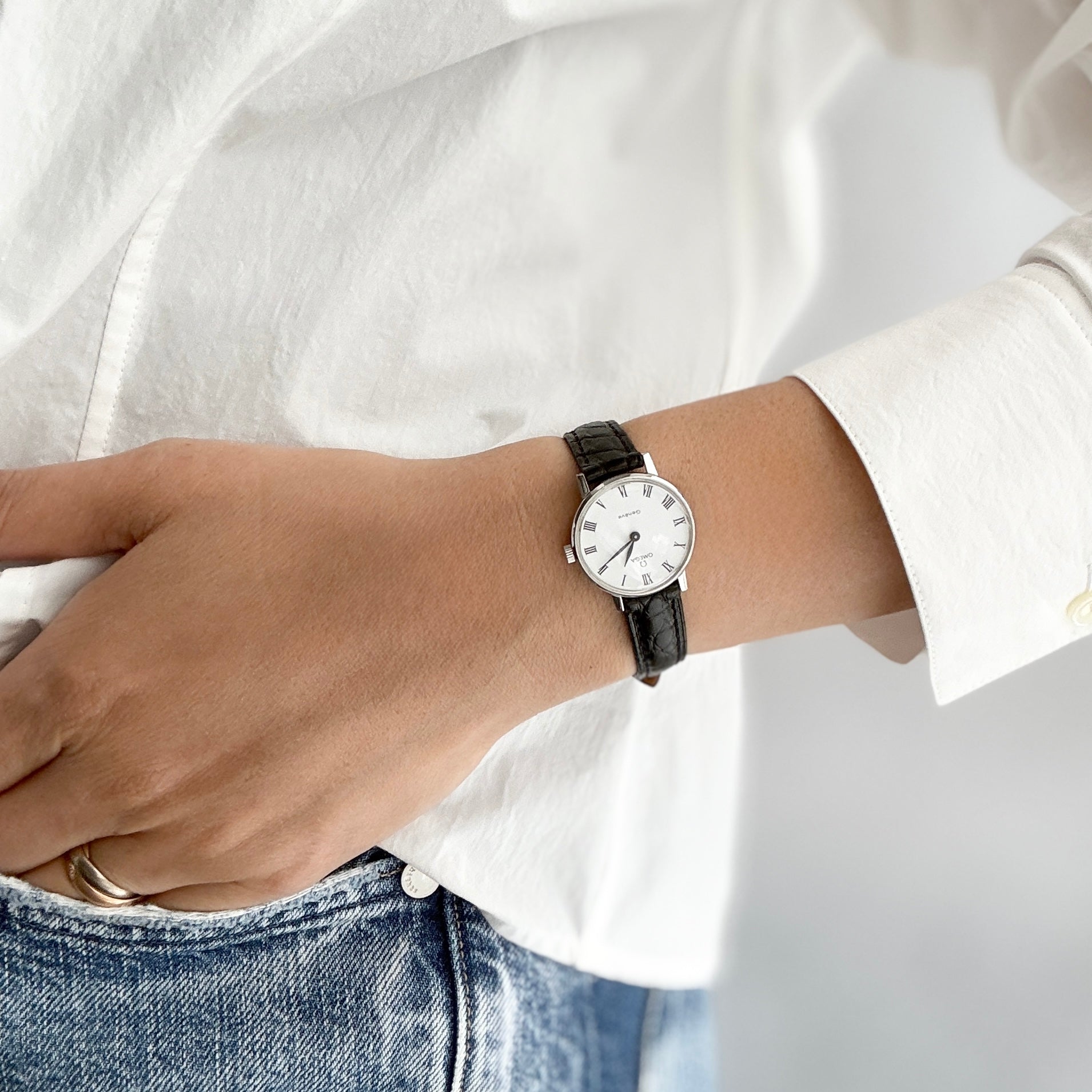 【OMEGA】Omega Genève SS Round White Roman with original buckle