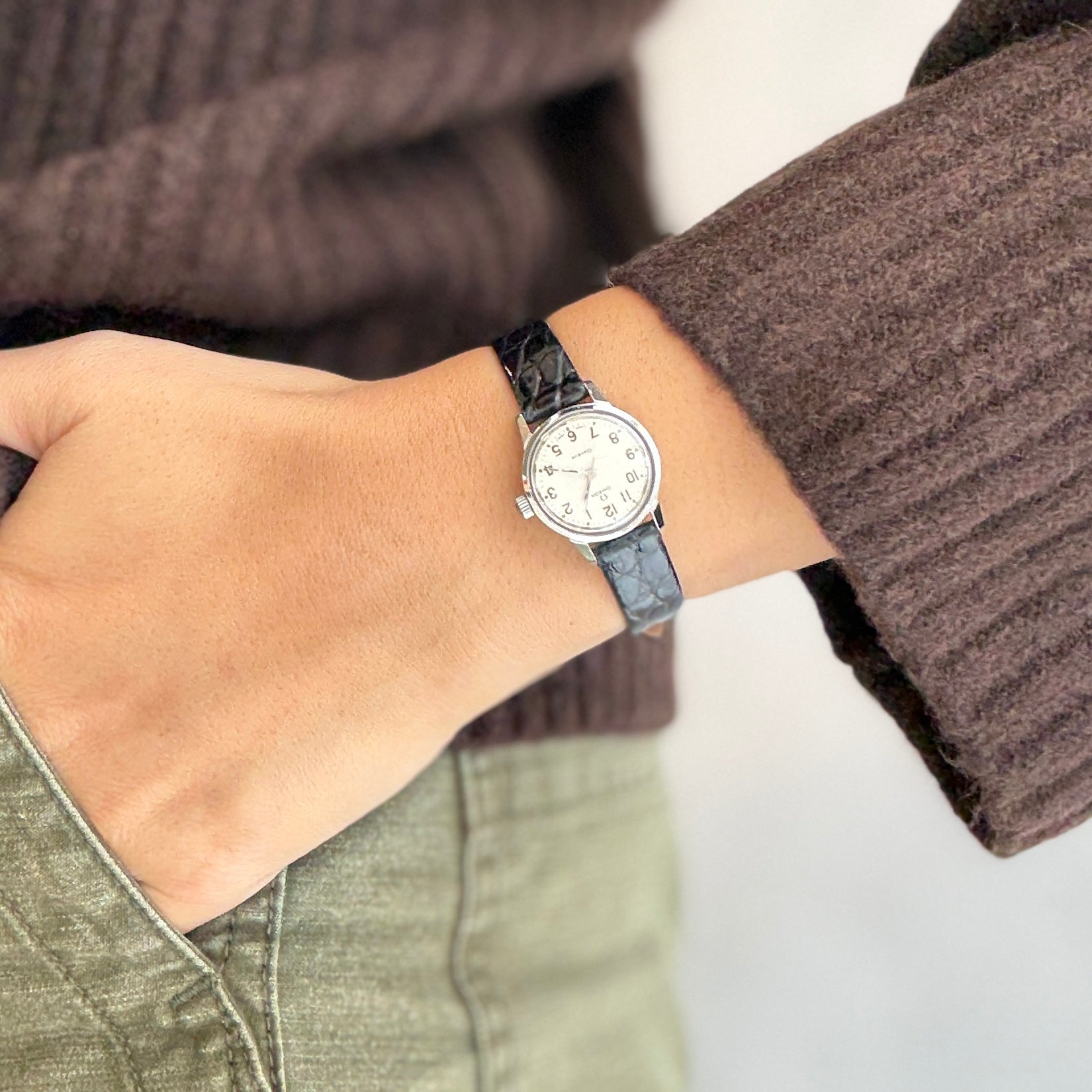 [Omega] 歐米茄日內瓦系列不鏽鋼圓形銀色阿拉伯數位直立錶盤腕錶，附原廠錶扣