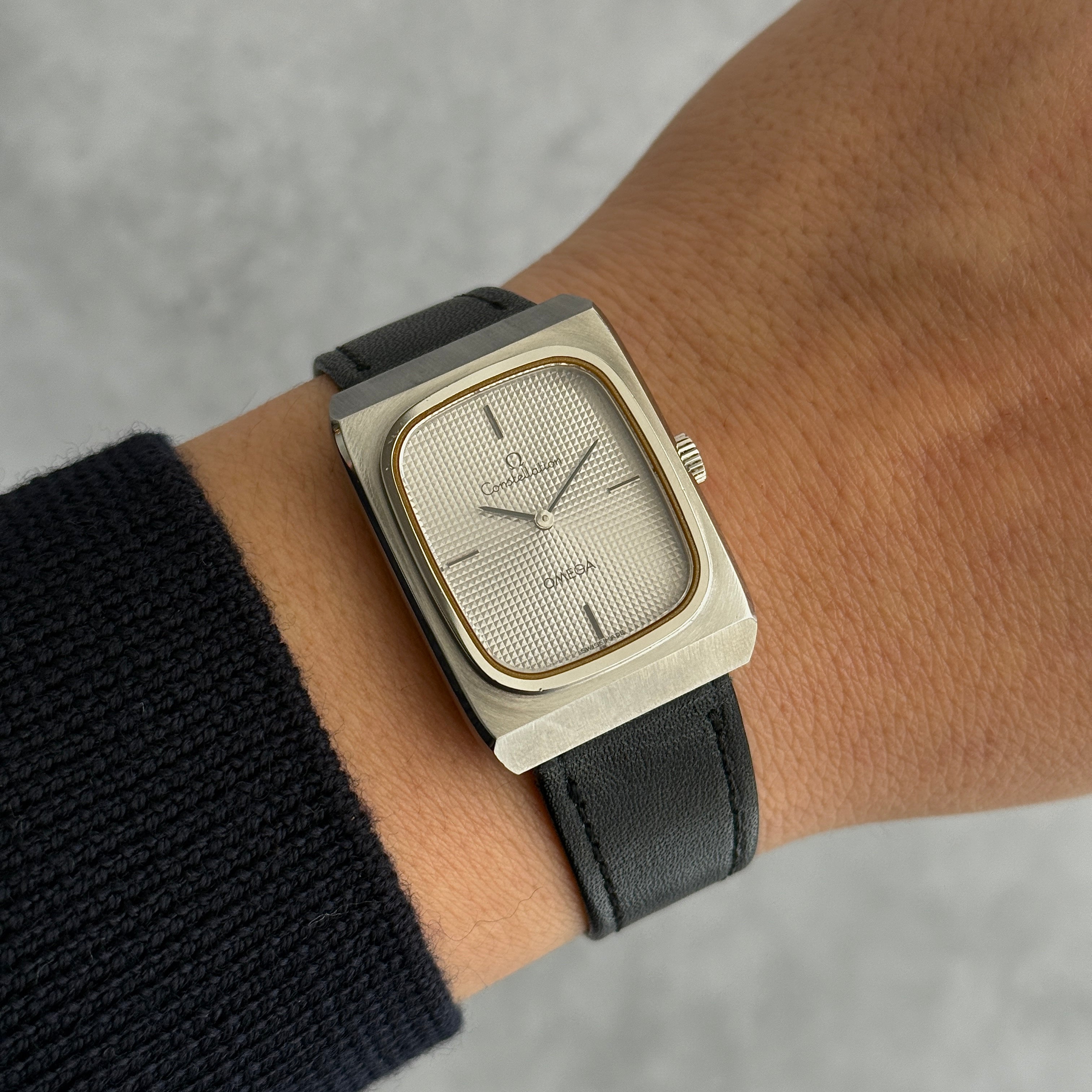 [歐米茄] 歐米茄星座系列不鏽鋼長方形錶殼銀色巴黎釘紋錶盤搭配原廠錶扣