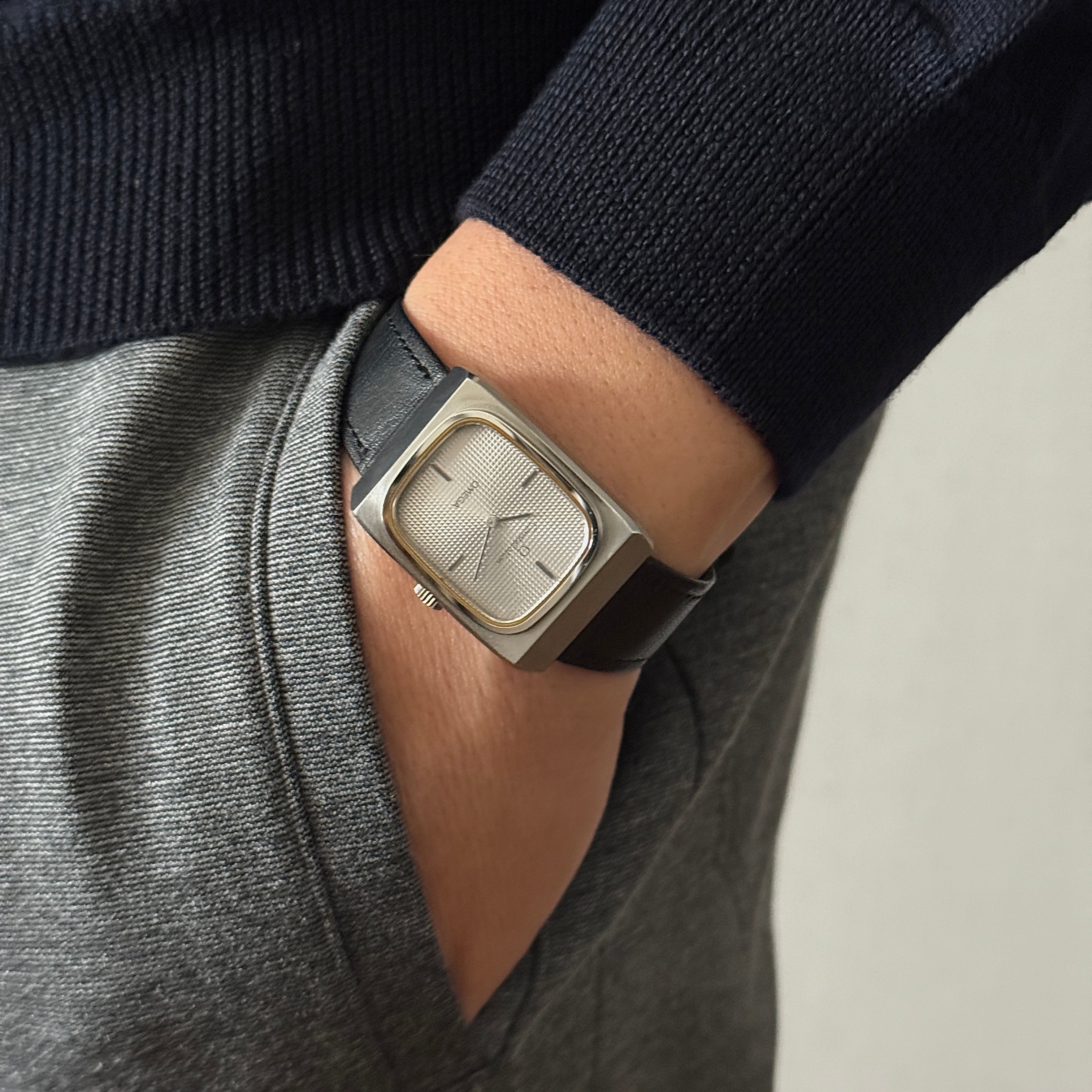 [歐米茄] 歐米茄星座系列不鏽鋼長方形錶殼銀色巴黎釘紋錶盤搭配原廠錶扣