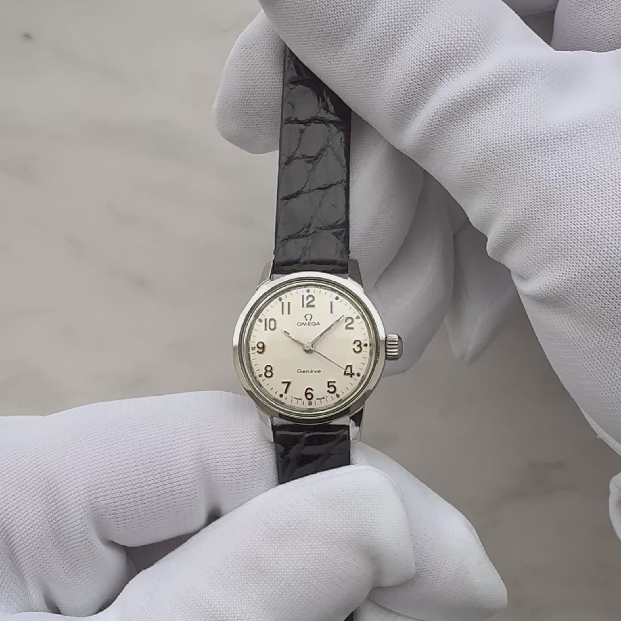 [Omega] 歐米茄日內瓦系列不鏽鋼圓形銀色阿拉伯數位直立錶盤腕錶，附原廠錶扣