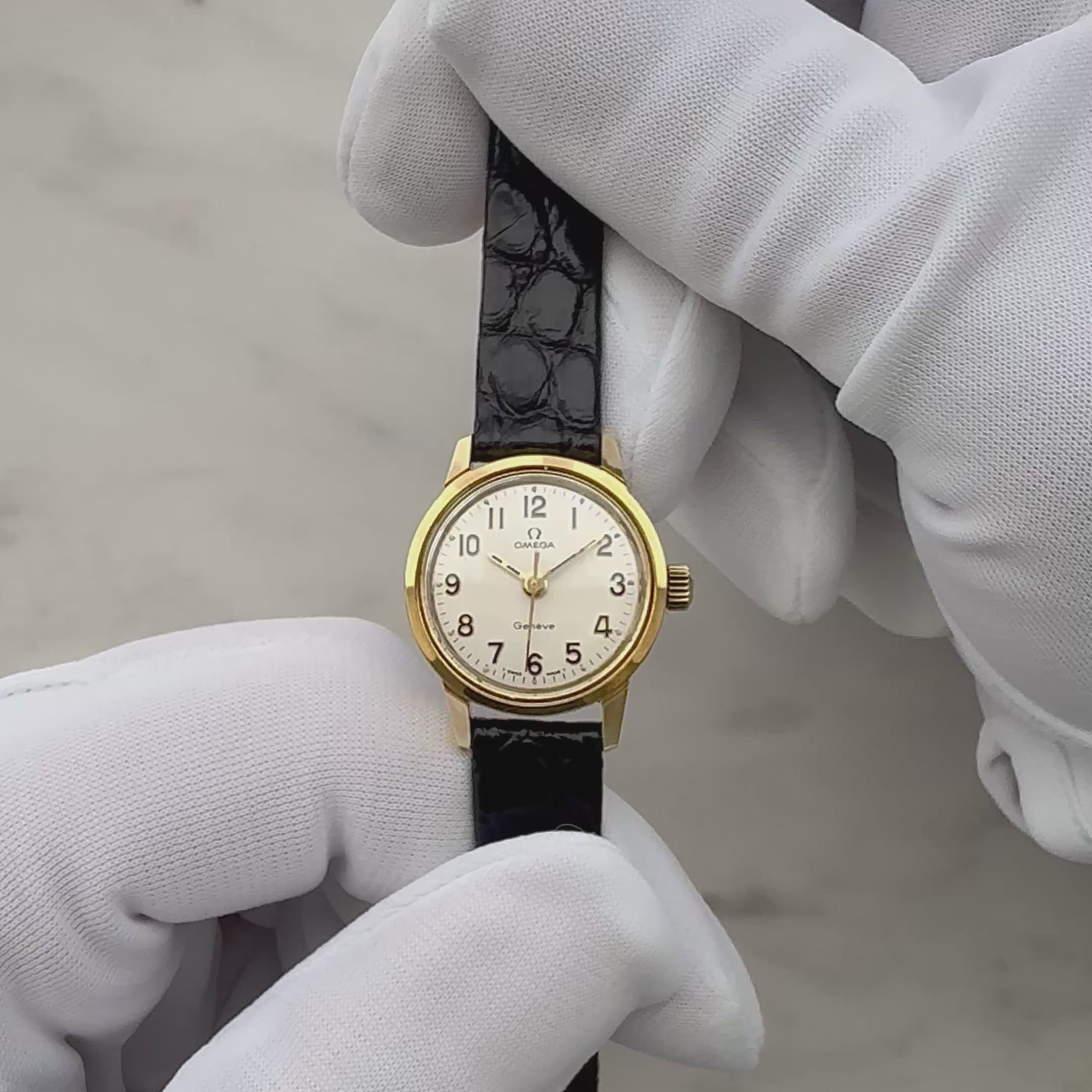 [Omega] 歐米茄日內瓦系列GP圓形銀直式阿拉伯數位時標腕錶，附原廠錶扣